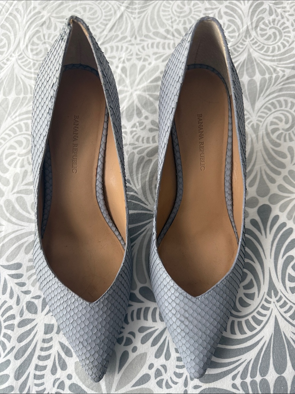 Banana Republic Light Gray Textured Pointed-Toe Pumps
